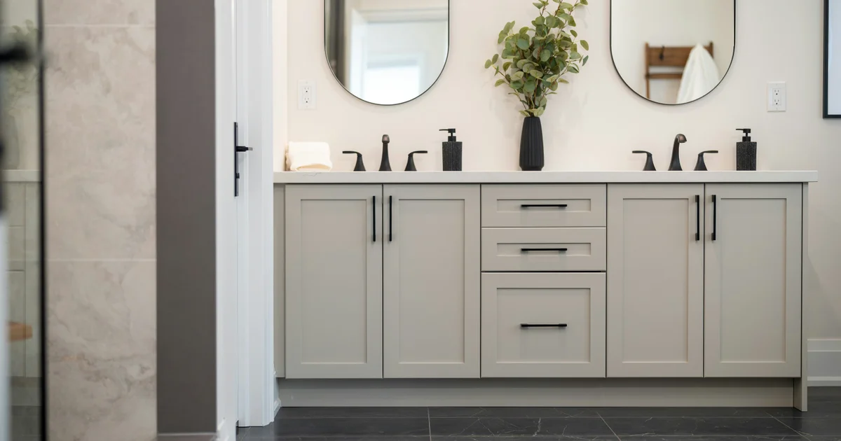 Salle de bain minimaliste scandinave moderne avec grand miroir et lavabo élégant