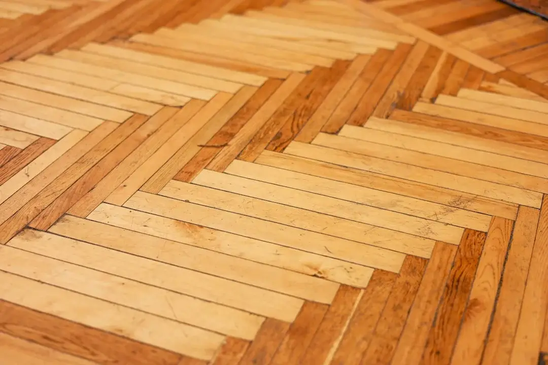 Parquet de bois franc en motif chevron, typique des maisons d'époque