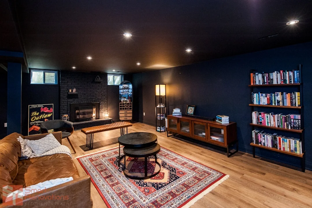 Salon lounge sous-sol moderne avec murs navy et foyer en brique noire