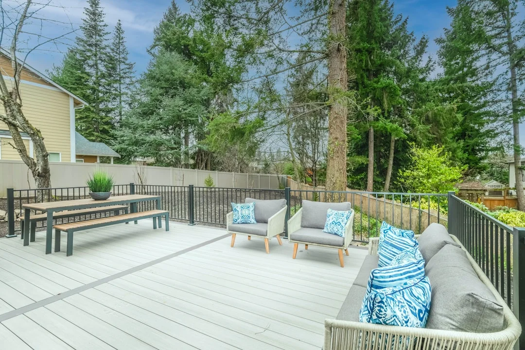 Terrasse composite avec mobilier extérieur moderne entouré de verdure