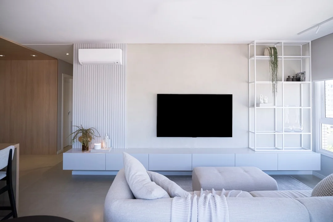 Salon moderne lumineux avec mobilier blanc épuré et confort thermique optimal